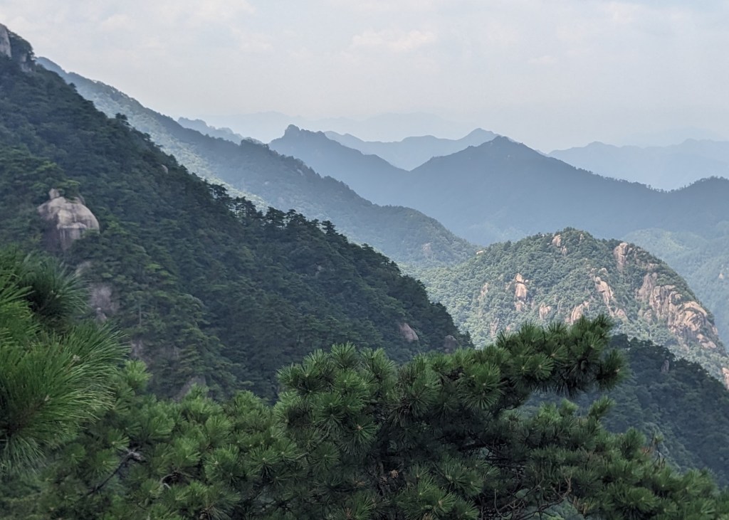 Excellent praticien, passionné par son métier qui sait prendre le temps pour proposer une approche corporelle globale de qualité. La séance se déroule avec beaucoup de bienveillance, d'écoute et de douceur. Les échanges sont enrichissants et nous invitent à développer une autre façon d'être pour prendre soin de soi. J'apprécie les mouvements personnalisés de Qi-Gong qui m'ont été proposés dans le but de me rendre actrice dans la libération de mes tensions. La séance m'a fait beaucoup de bien. Anne